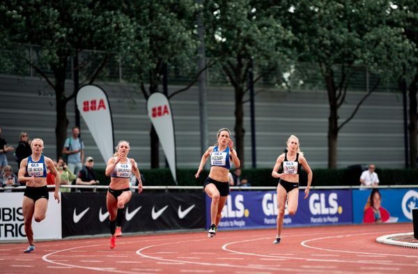 Paula de Boer (MTV Luebeck), Marion Brunner (LG Telis Finanz Regensburg), Katharina Kemp (MTV Luebeck), Laura Voß (LAZ Soest) ueber 200m am 07.05.2022 beim Stadtwerke Ratingen Mehrkampf-Meeting 2022 in Ratingen